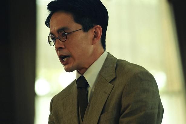 池松壮亮が演じる産業組合中央金庫(現・農林中金)に務める宇治田洋一 [c]2026 ポニーキャニオン／東京テアトル／NHK エンタープライズ／RIKI プロジェクト