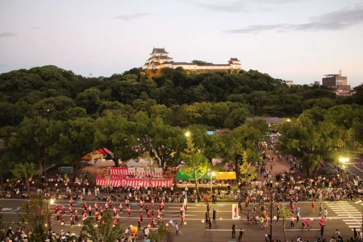 和歌山城を望む街頭踊り