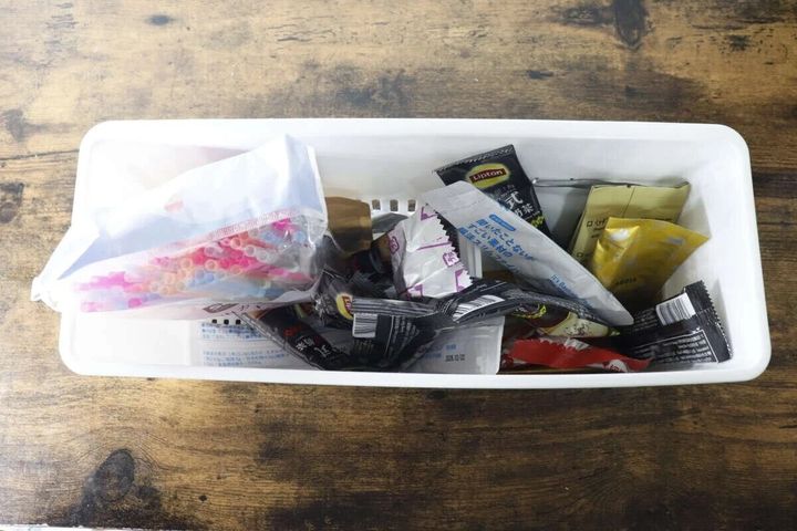 白い収納ボックスにインスタント飲料がごちゃっと入っている