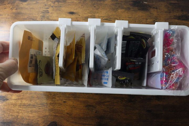白い収納ボックスに仕切り板で整理されたインスタント飲料