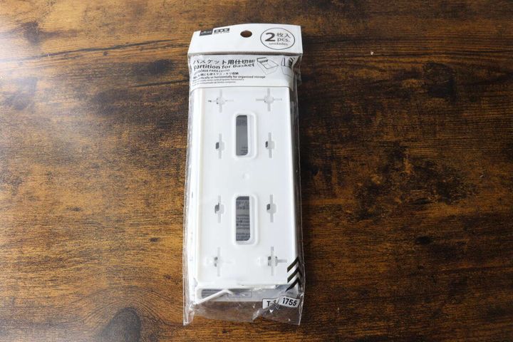 ダイソーのバスケット用仕切板が2枚入ったパッケージ