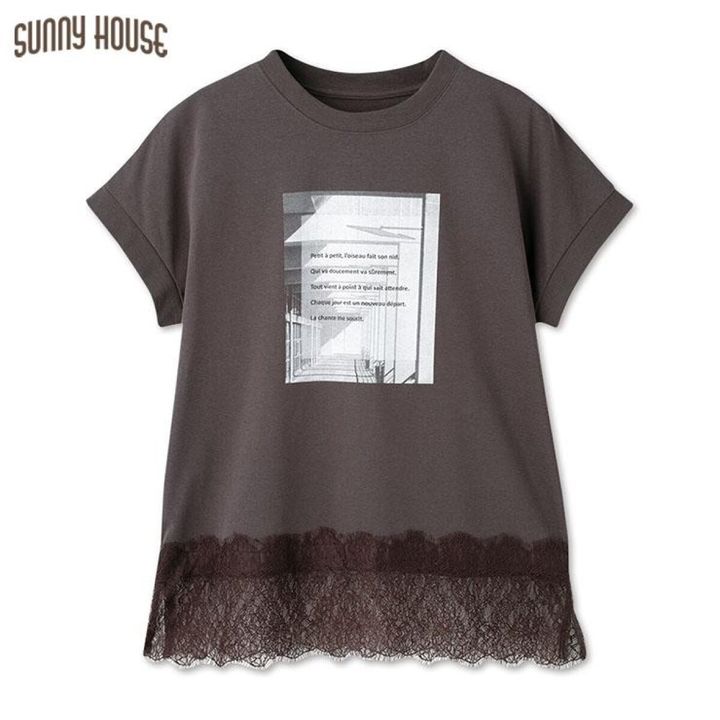 チャコールグレーのフォトTシャツ、裾に茶色のレースがあしらわれている