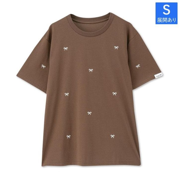 茶色のTシャツに白いリボン刺繍が全体に散りばめられている