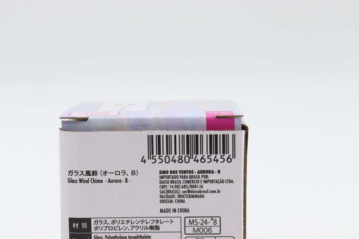 ダイソーガラス風鈴のJANコードと商品情報が書かれたパッケージ側面を接写