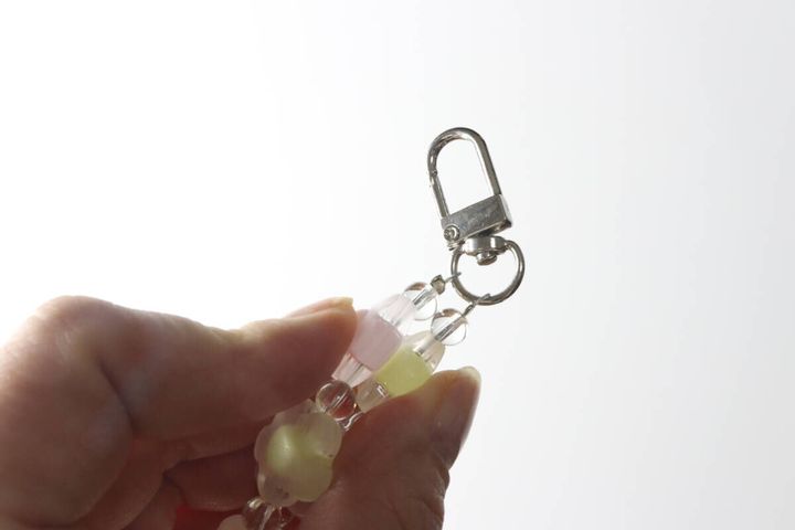 指で押して開閉するタイプのスマホリストストラップの金具
