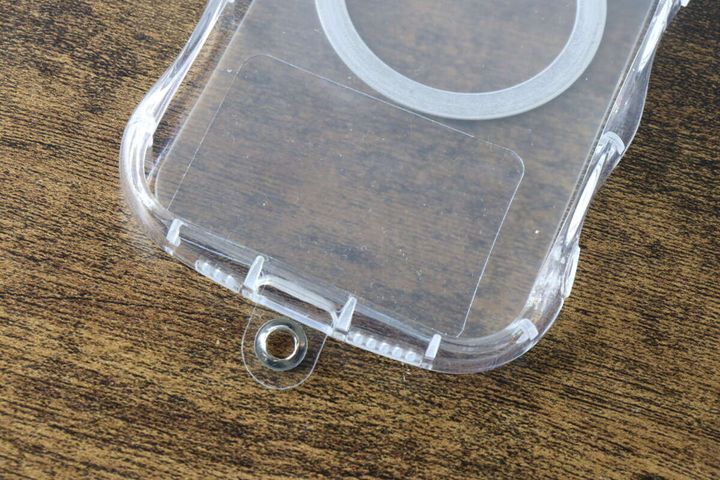 透明なスマホケースの充電口に差し込まれた取り付けシート