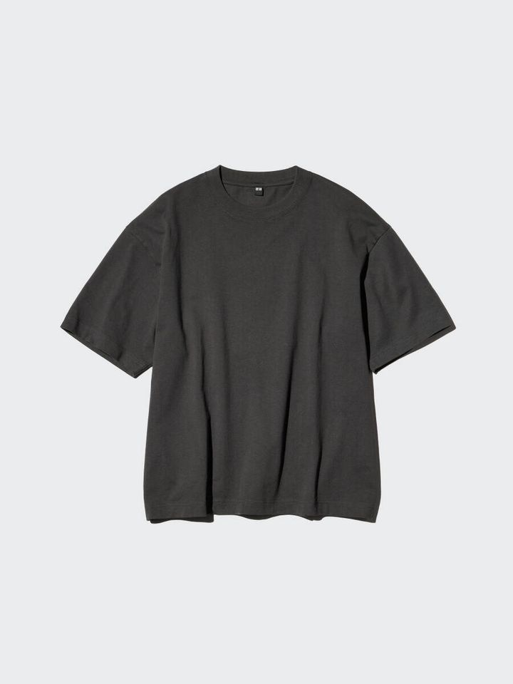 チャコールグレーのボクシークロップドTシャツを平置きで撮影