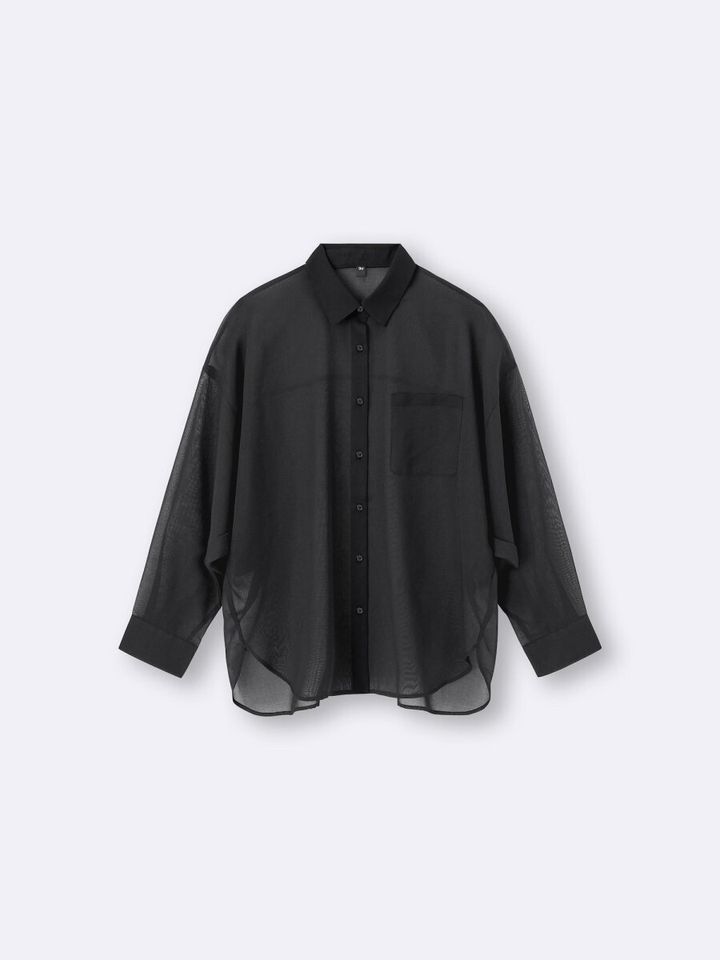 黒いシアー素材のドルマンスリーブシャツ。胸ポケット付き。