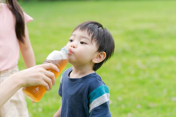 子どもの熱中症対策は麦茶？スポドリ？