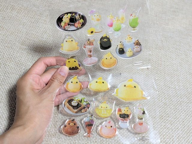 歴代コラボデザインのぴよりんぷにぷにシールを並べた写真