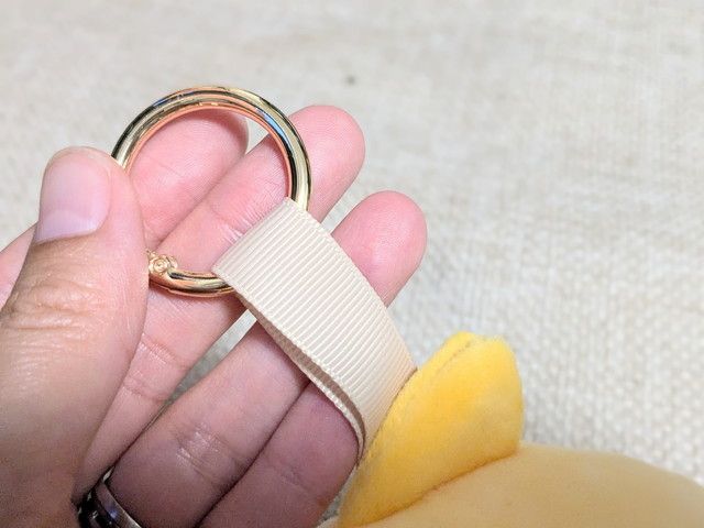 ぬいぐるみチャームのリボンと金具部分をアップで見せた写真