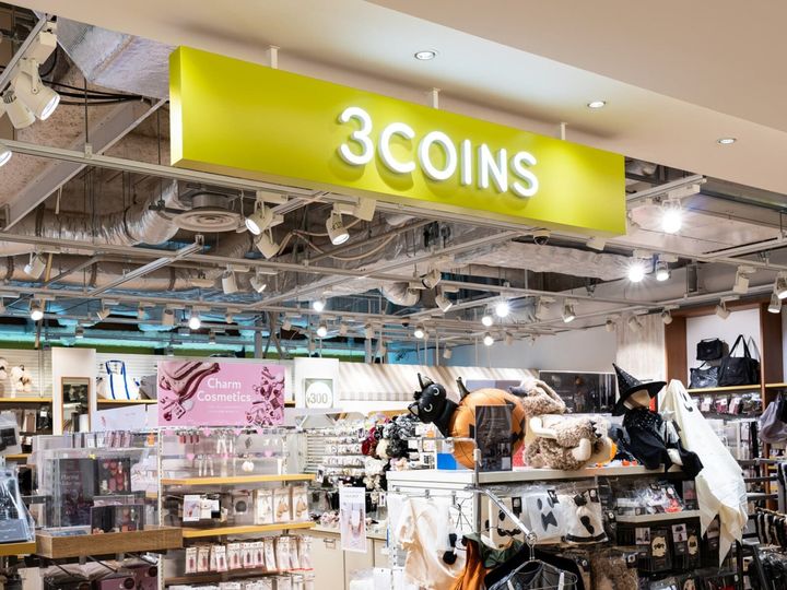 3COINSの「伸縮バグキャッチャー」は、直接手を触れずに虫を捕獲できる伸縮タイプのグッズです。殺虫剤をまき散らさず処理できる工夫が話題になっており、その魅力を紹介します。