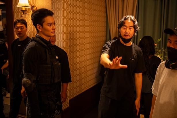 【写真を見る】「殺し屋たちの店2」で本格的アクションに初挑戦した岡田将生 [c]2026 Disney and its related entities