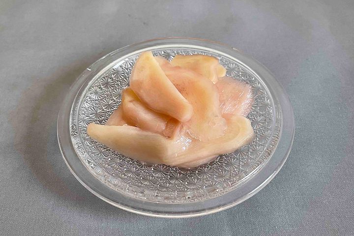 完成した、自家製ガリ。箸休めに食べたり、お寿司やお刺身に添えたり。刻んだ自家製ガリと甘酢液を酢の物に混ぜたり、ごはんに混ぜて即席のすし飯にもアレンジできます。