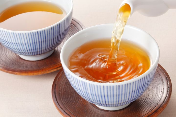 温かいお茶イメージ 急須から湯呑みへ注ぐ様子