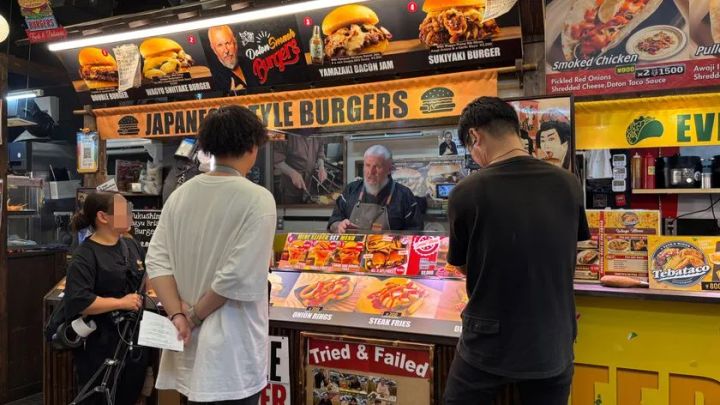 リチャードが接客するハンバーガー店カウンター