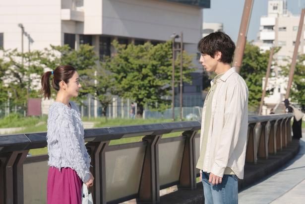 【写真を見る】見つめ合う⼣平(坂⼝健太郎)と紗⽉(堀⽥真由) [c]IDKYPs./Pyramide Productions