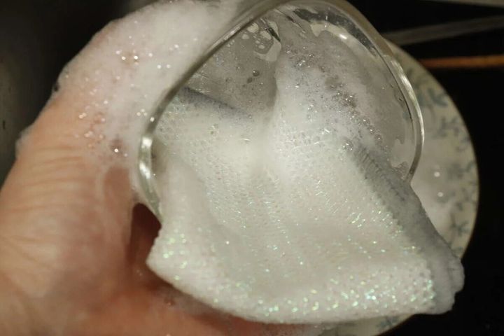 ハードメッシュクロスで泡立てながらグラスを洗っている手元