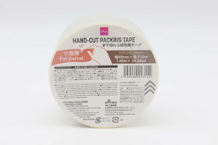 「手で切れる梱包用テープ」と書かれたダイソー商品のパッケージ全体