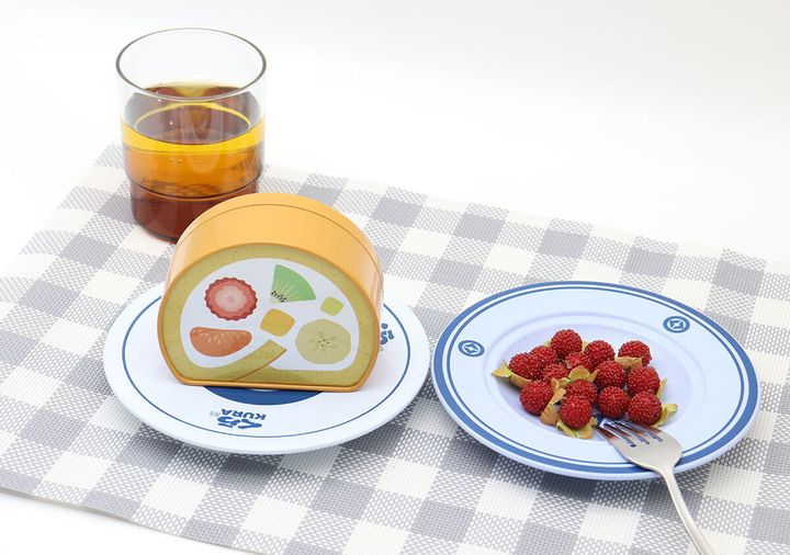 くら寿司の食器にロールケーキの模型とラズベリーが盛り付けられている