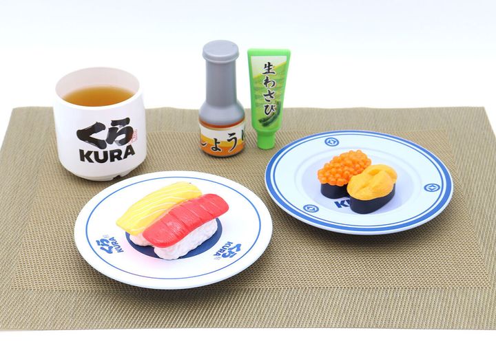くら寿司の食器にミニチュア寿司と湯呑み、醤油とわさびが並ぶ