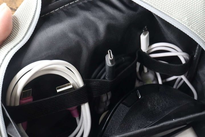 ガジェットポーチ内部のゴムバンドに充電ケーブルが3本固定されている