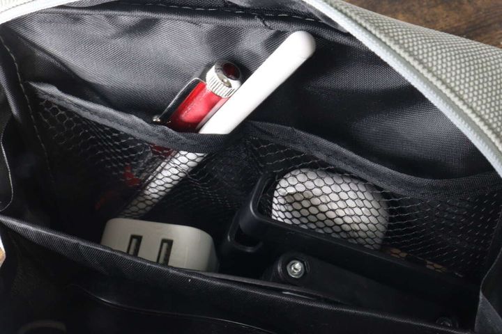 ガジェットポーチ内部のメッシュポケットにペンやアダプターが収納されている