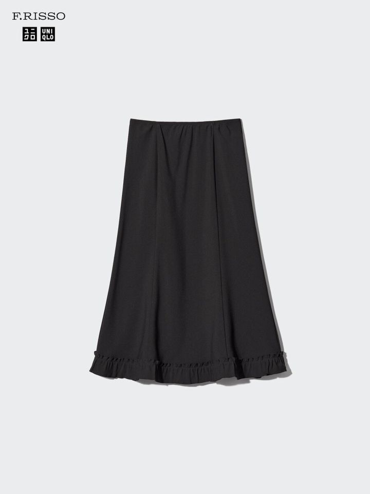 黒いフレアロングスカートを平置きで撮影