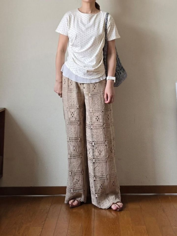 ドット柄トップスとレース編みパンツの柄ミックス淡色コーデ
