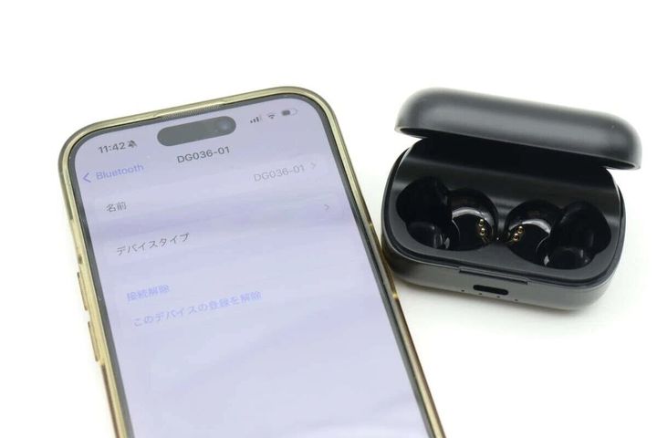 スマートフォンのBluetooth設定画面と開いた黒いイヤホンケース