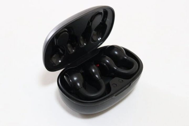 開いた黒い充電ケースに収められた耳穴をふさがないタイプのイヤホン