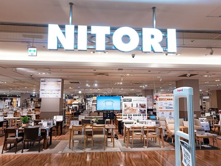 ニトリの「ガス火 超超軽量 軽っ！フライパン」は、26cmサイズで約320gという驚きの軽さを実現したフライパンです。調理から後片付けまでラクになると話題になっており、その魅力を紹介します。