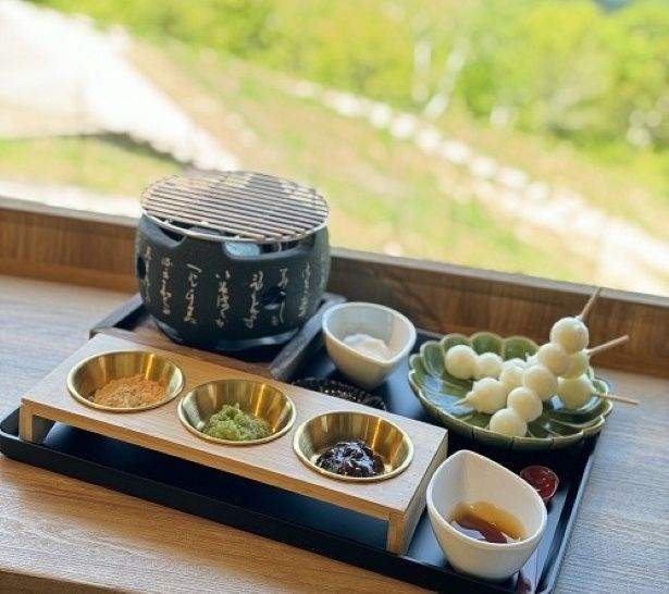 好みの餡を組み合わせて楽しむ焼き団子セット「見晴らしお団子」(1500円)。好みの焼き加減に仕上げて味わえる人気メニュー