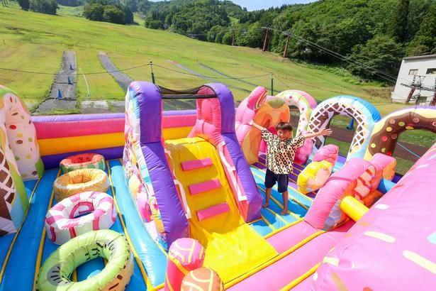 カラフルな遊具の中で跳ねたり滑ったり！キッズパークの料金は大人・4歳〜小学生ともに1800円、セット券(大人1名+子ども1名)3300円 ※3歳以下は保護者同伴で無料