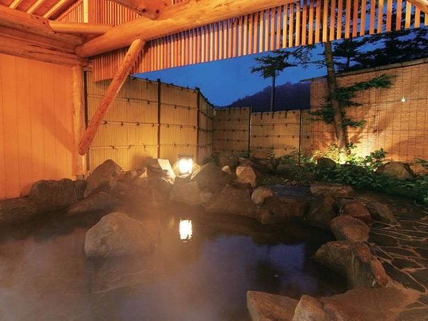 情緒あふれる露天風呂のほかに、サウナもある。宿泊者は無料(別途要入湯税150円)で、日帰り入浴も可能(大人1000円、小学生以下500円)