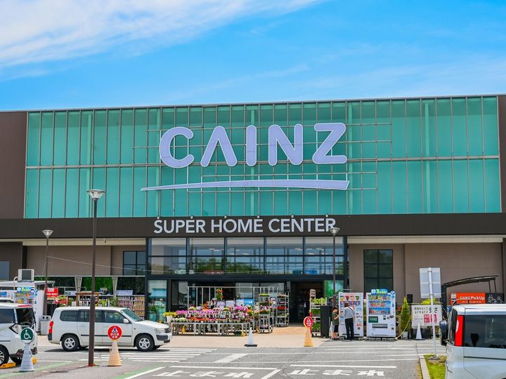 「カインズ」から発売されている「木目調 室内物干し 屏風型」が、木目調のデザイン性と収納のしやすさで人気を集めています。SNSでも反響を呼んでいる同商品の魅力を紹介します。