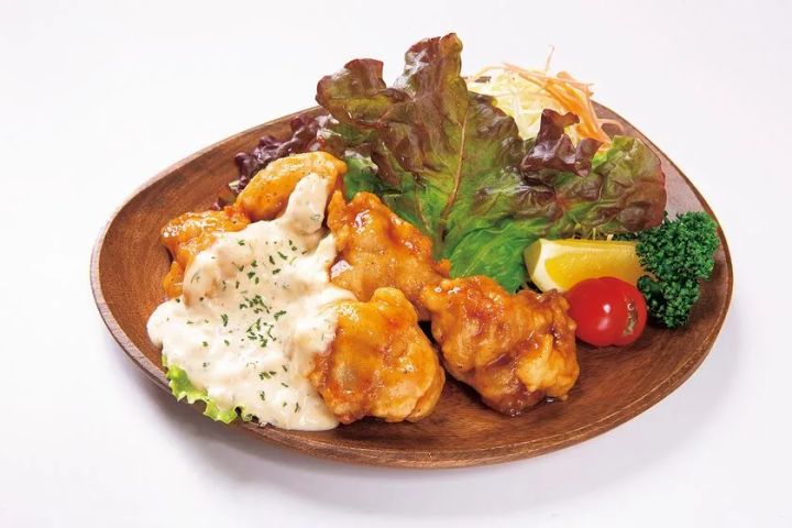 タルタル風ソースを添えた鶏の揚げ物
