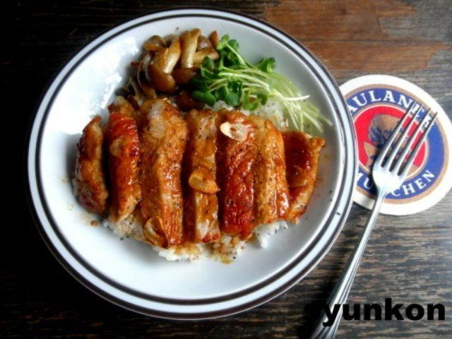 「豚ロース肉のガーリックバター醤油丼」レシピ