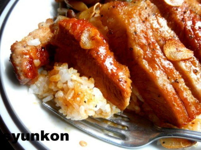 「豚ロース肉のガーリックバター醤油丼」レシピ