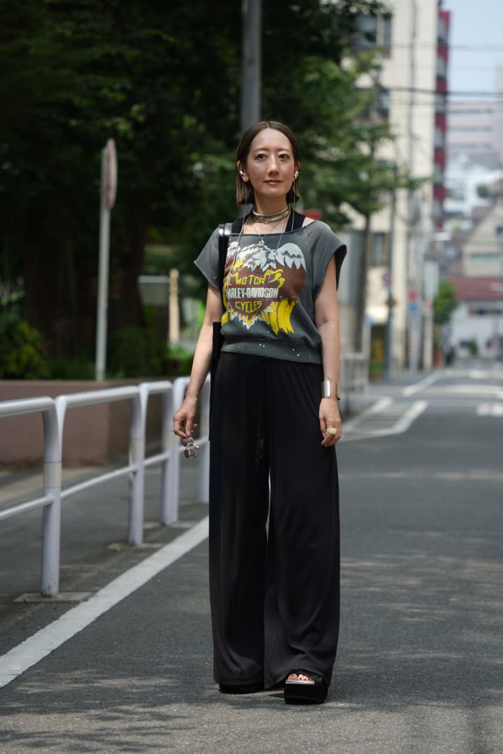 カットソー: アパルトモン、タンクトップ: ファミリーマート、パンツ： ユニクロ、バッグ： MANA、サンダル：MANA