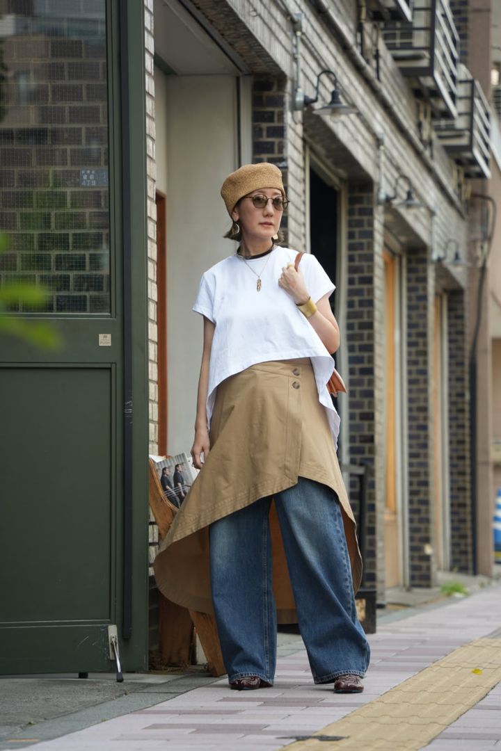 ハット：H&M、カットソー：ZARA、スカート：ZARA、デニム：ユニクロ、バッグ：MM6、サンダル：MANA