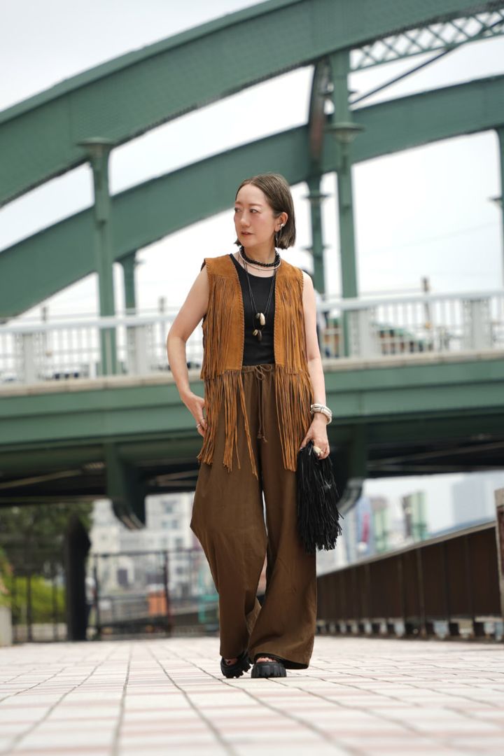ジレ：ZARA、タンクトップ：クラネ、パンツ：ユニクロ、バッグ：ZARA、シューズ：MANA