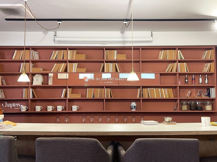 「ブックカフェ チャイと選書 Chapters bookstore」店内