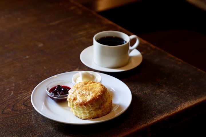 「シェイクスピアのスコーン」900円、コーヒー「芥川 AKUTAGAWA」750円。（スイーツとのセットでドリンクは400円に）