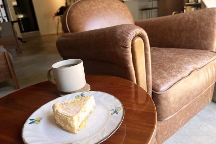 「ハンドドリップコーヒー」（HOT）1045円、「りんごのチーズケーキ」880円