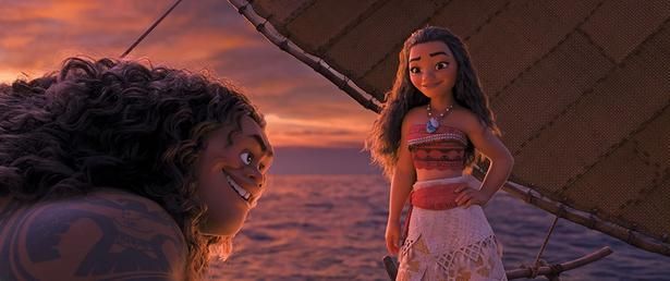 【写真を見る】モアナはマウイに再び立ち上がる理由を与える(『モアナと伝説の海』) [c]Everett Collection/AFLO