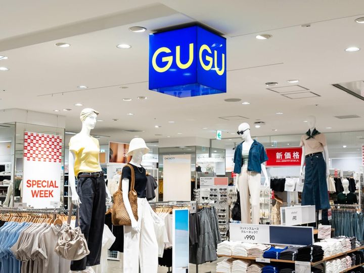 GUの「ドレープバルーンパンツ」は、ボリューム感のある膨らみと裾を絞ったシルエットで、縦にすっきりとした印象を作れるパンツです。脚長効果や体型カバー力の高さがSNSで話題になっており、その魅力を紹介します。