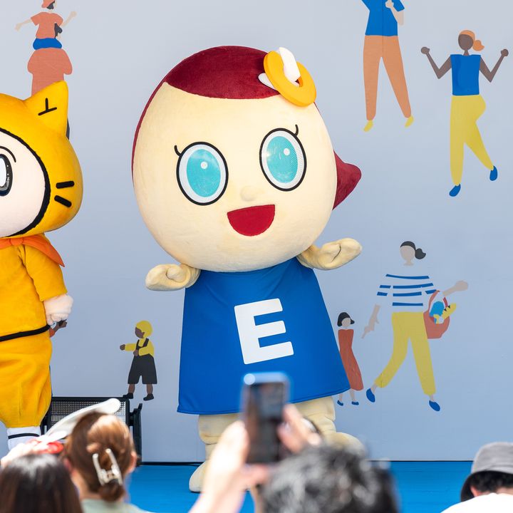 青いエプロンに「E」が入ったエディオンのいいなちゃん