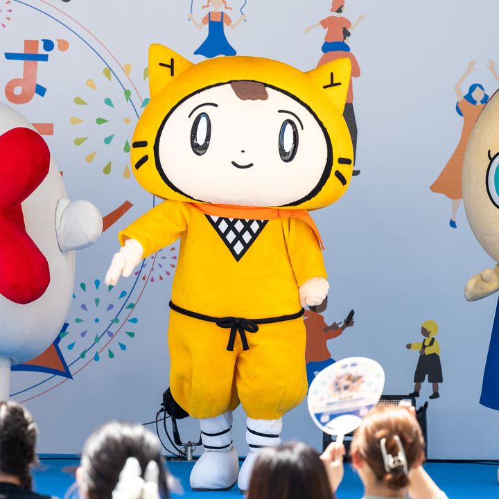 黄色い忍者装束姿の読売テレビのシノビー