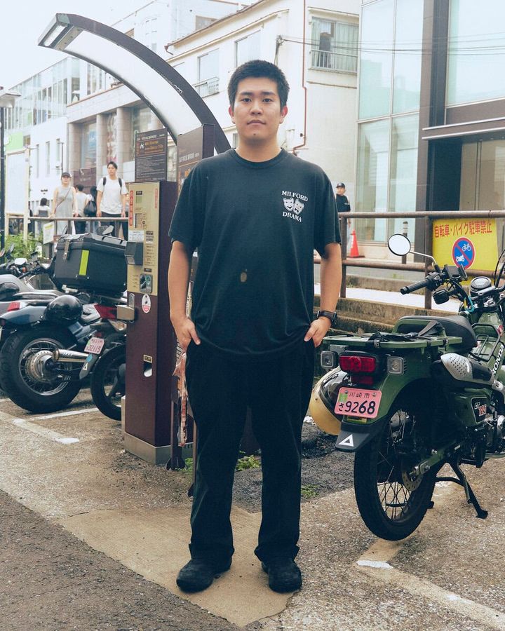 【20代スナップ＠原宿】全身黒で統一してシンプルに…と思いきや、腰に柄物の小物でアクセントを